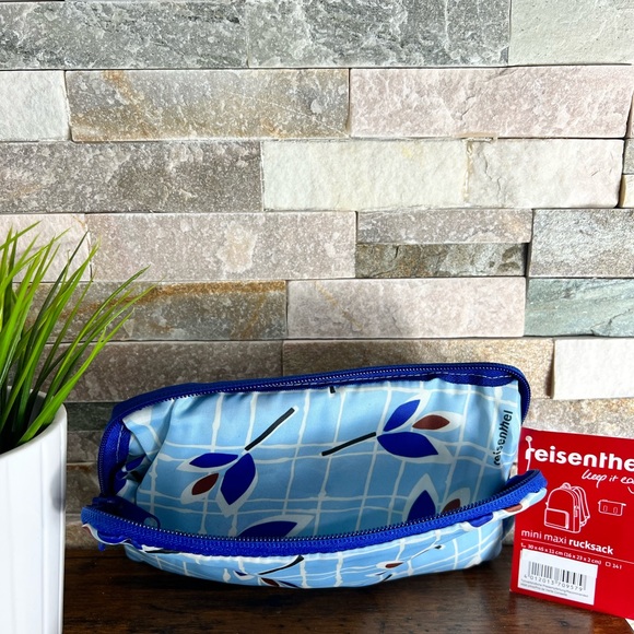 Flower Foldable Travel Backpack with built in carrying pouch - Picture 3 of 6